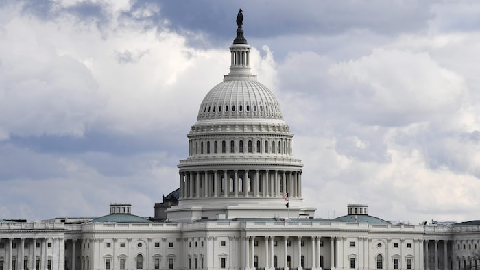 L'édifice du Capitole à Washington, sous un ciel gris. 