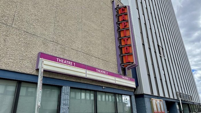 Une image de l'extérieur du Capitol Theatre de Yellowknife. 