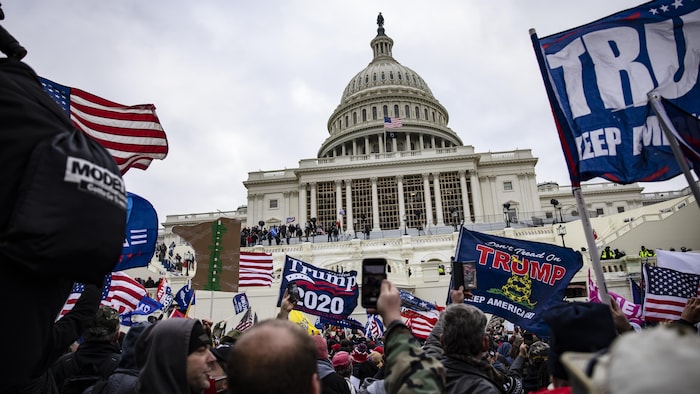 Des partisans de Donald Trump ont pris d'assaut le Capitole des États-Unis après un rassemblement avec le président Donald Trump le 6 janvier 2021 à Washington.