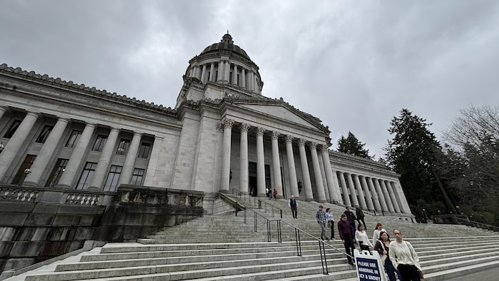 Un bâtiment en pierre avec un grand escalier. 