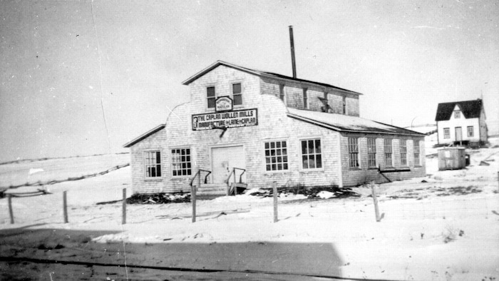 Une photo de la lainerie de Caplan en noir et blanc.