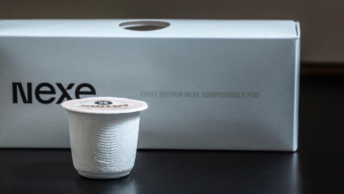 Une capsule de café compostable.