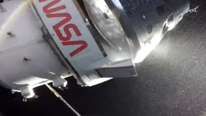 La séparation de la capsule Orion et du module de service européen.