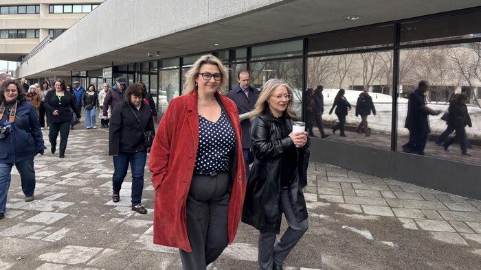 Des personnes qui marchent.