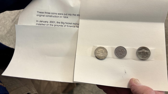 Trois pièces de monnaie.