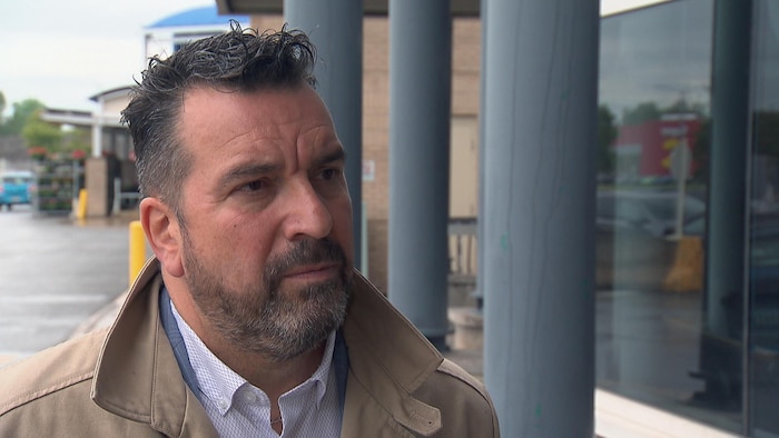 Dominique Salgado lors d'une entrevue, à l'extérieur d'un immeuble.