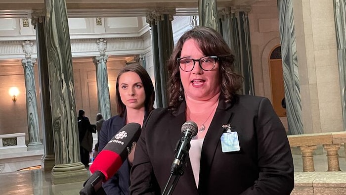 Cara Warner (à droite) est membre de l’Association des administrateurs du sud-est de la Saskatchewan (. On la voit ici sur une photo prise le 25 mars 2025.