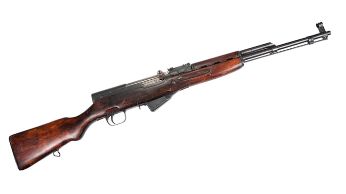 Une carabine semi-automatique SKS.