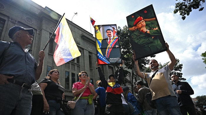À Caracas, des supporters de Nicolas Maduro brandissent des portraits du président vénézuélien et de son prédécesseur, Hugo Chavez, le 3 janvier 2025.