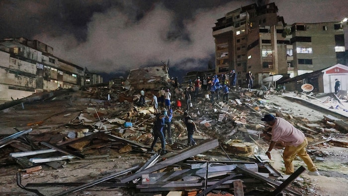 Les secouristes fouillent les décombres après un tremblement de terre à Caracas.