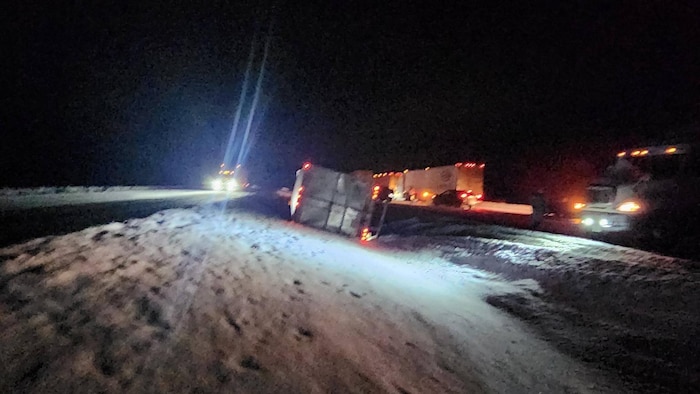 Un semi-remorque renversé entre les 2 voies de l'autoroute.