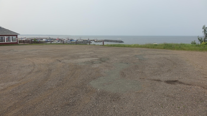 Un stationnement près de la mer.