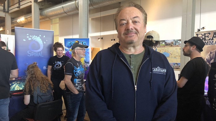 Un homme prend la airs  dans un événement dédié aux jeux vidéo.