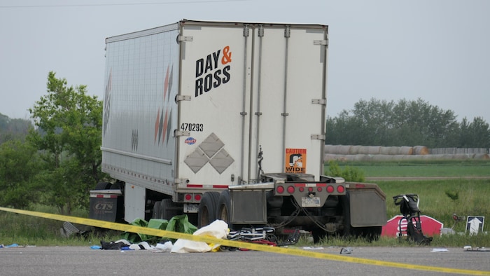 Un camion semi-remorque accidenté de la compagnie de transport Day & Ross, le 15 juin 2023.