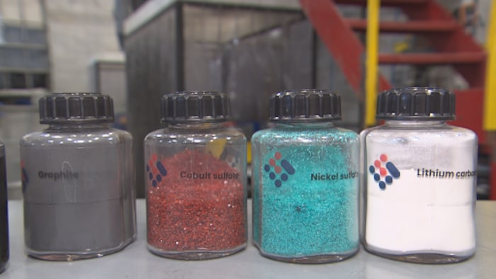Des gobelets remplis de sels gris, rouges, turquoise et blancs de l'entreprise québécoise de recyclage de batteries électriques, Lithion.