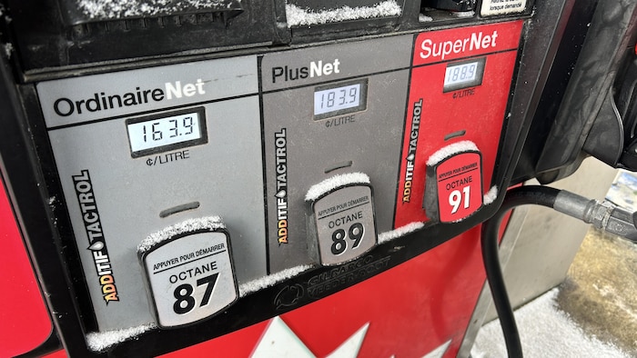 Les prix des différents types d'essence à la pompe. 