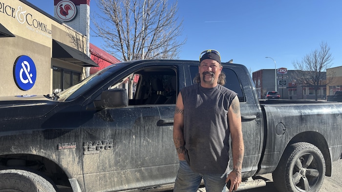 Dave Ford devant sa voiture dans le centre-ville de Cardston. 
