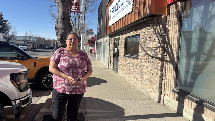  Lucecilia dans le centre-ville de Cardston. 