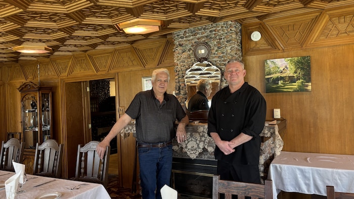 Ivan Negrych et Barry Lance Fournier au manoir Cobblestone.