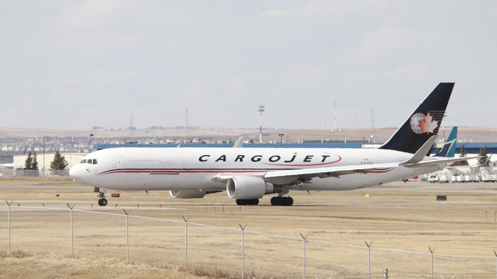 Un avion Boeing 767 de la compagnie Cargojet Airways sur une piste à Calgary.