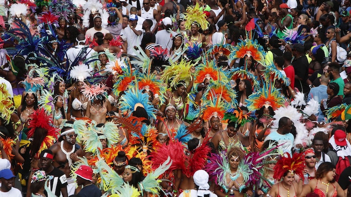 Des danseurs et danseuses lors d'un défilé du carnaval.