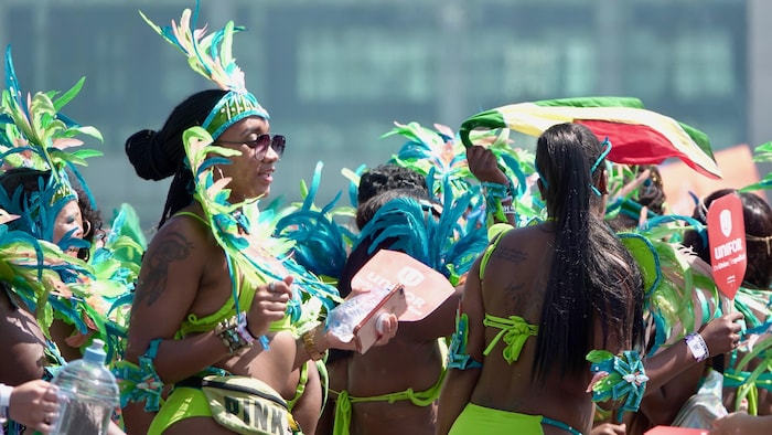 Les Danseurs Et Danseuses Envahissent Les Rues De Toronto Pour Le Carnaval Caribana Radio Canada 7598