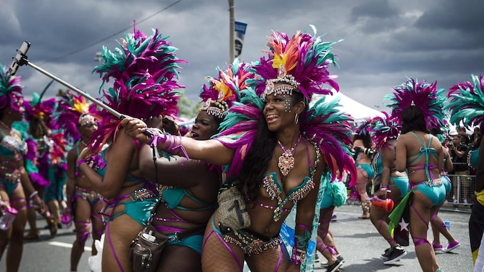 Des danseuses du défilé caribana de Toronto se prennent en photo.