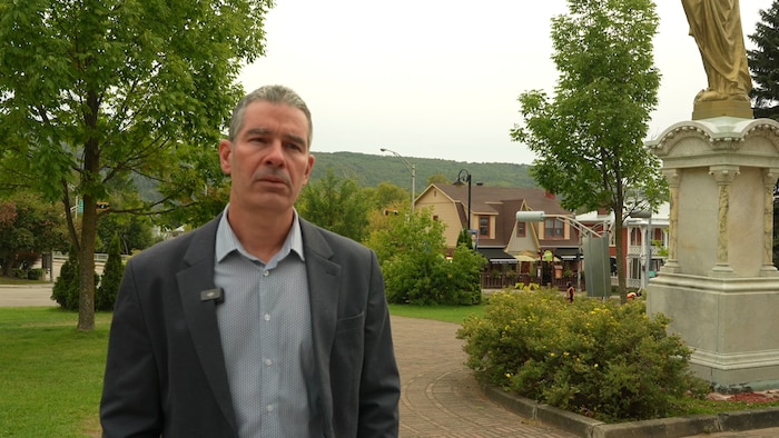 Le maire de Saint-Hilarion devant un arbre.