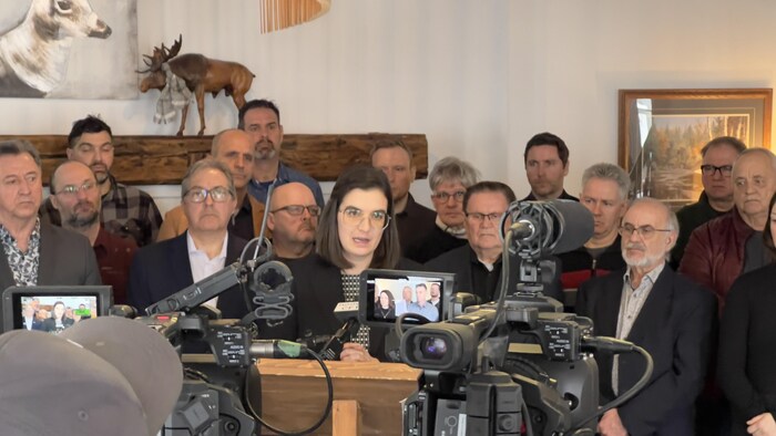 La présidente de la Chambre de commerce de la Haute-Gaspésie, Paule Menard Pelletier, au micro.