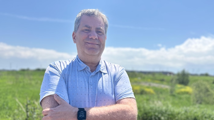 Un homme sur un terrain vague