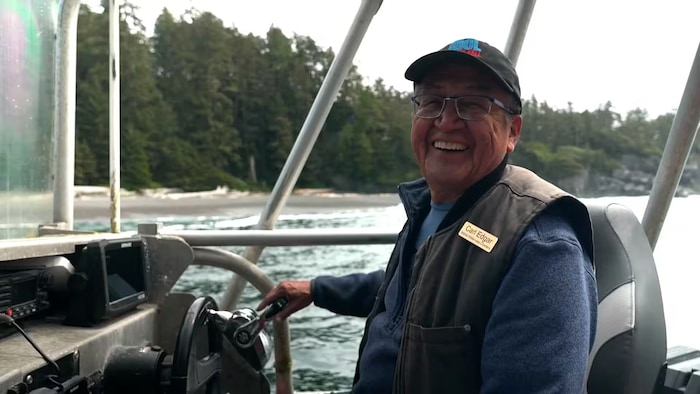 Carl Edgar sur son bateau.