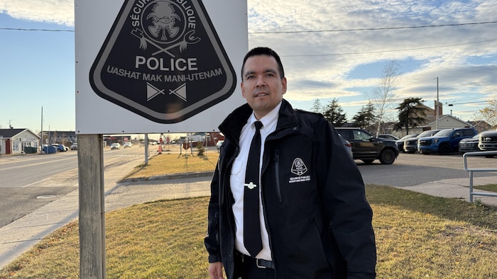 Un homme de la police en uniforme.