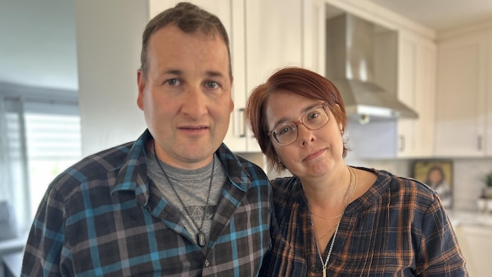 Un couple devant une caméra.