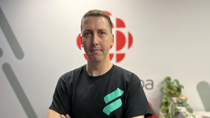 Carl Verreault dans les locaux de Radio-Canada à Rouyn-Noranda.