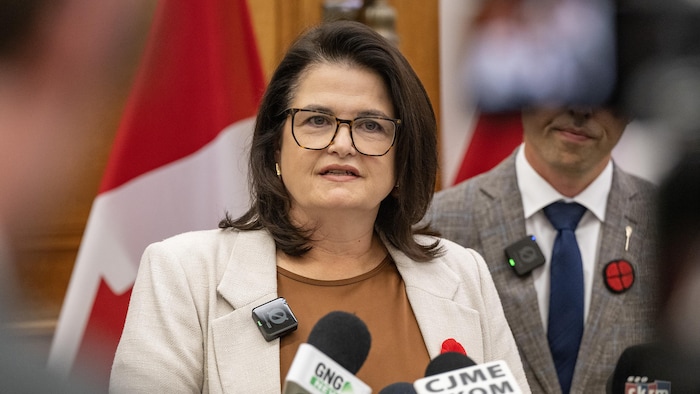 La cheffe du Nouveau Parti démocratique de la Saskatchewan, Carla Beck, lors d'une conférence de presse le 27 octobre 2026.