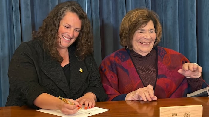 La ministre de l'Accessibilité, Carla Compton aux côtés de la lieutenante-gouverneure du Manitoba, Anita Neville.