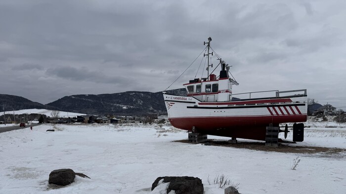 Image d'un bateau de pêche entreposé pour l'hiver à Carleton-sur-Mer, dans la baie des Chaleurs, en Gaspésie.