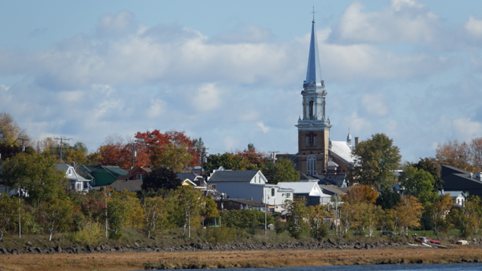 Vue sur l'église et une partie de la ville de Carleton-sur-mer . 