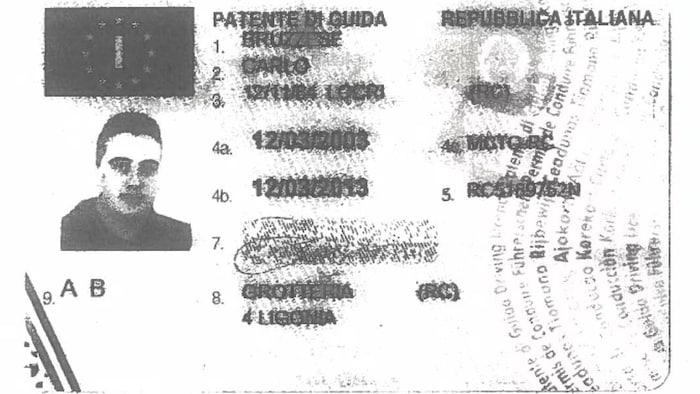Un vieux permis de conduire avec une photo de Carlo Bruzzese à un jeune âge.