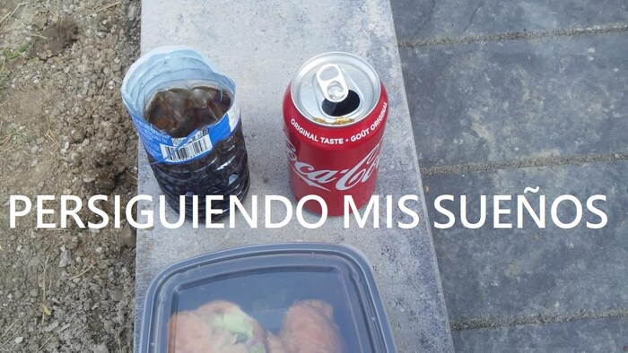 Une canette de liqueur, un verre fait à partir d'une bouteille d'eau en plastique, un contenant avec un sandwich. Une phrase qui dit : Persiguiendo mis sueños (Je poursuis mes rêves). « J'ai pris cette photo il y a quelque temps, quand il semblait que tout pouvait s'améliorer », nous a dit Carlos en partageant l'image avec RCI.