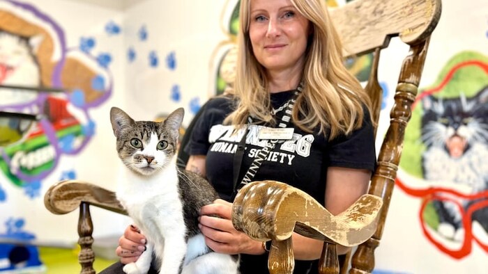 La directrice des communications de la Winnipeg Humane Society avec un chat.