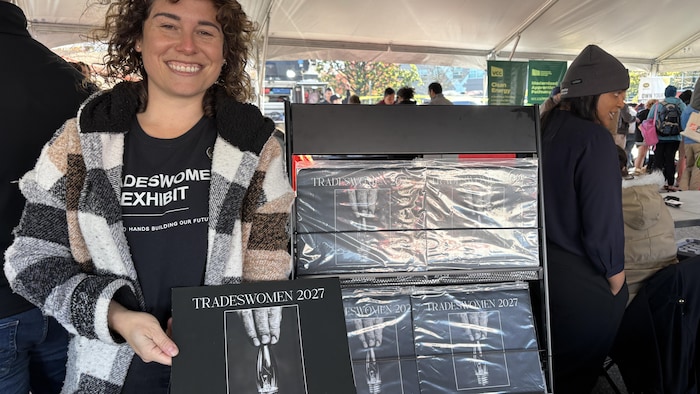 Une femme tient un calendrier.