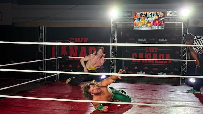 Deux lutteurs sur un ring.
