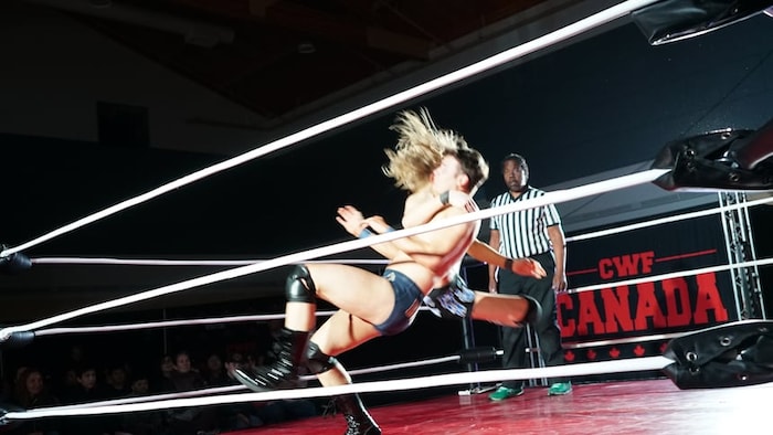 Deux lutteurs s'affrontent dans un ring.