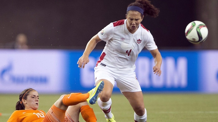 L'ancienne internationale canadienne, Carmelina Moscato, en action sur un terrain de soccer.