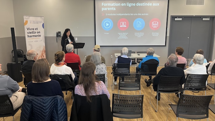 Carmen Lemelin présente le projet aux parents présents. 
