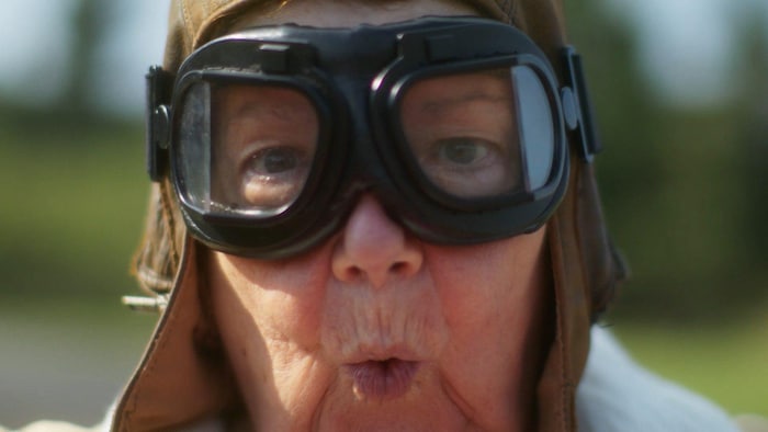 Photo en gros plan d'une femme portant des lunettes d'aviateur.