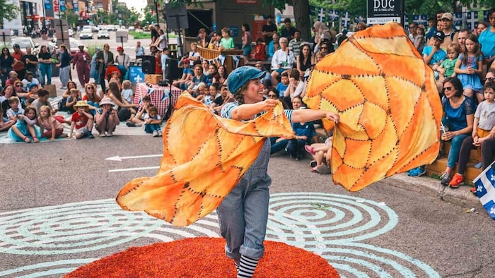 Une artiste se produit dans la rue.