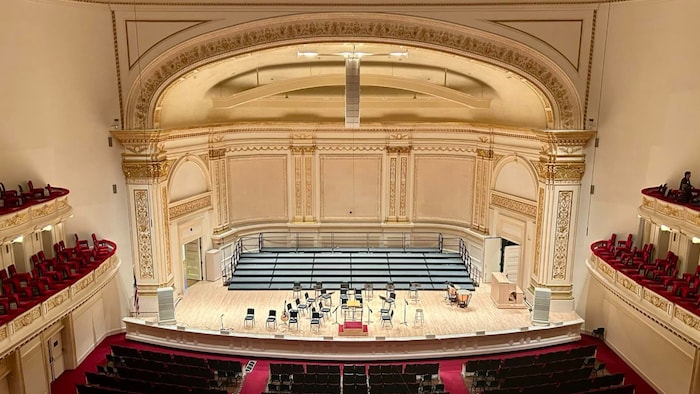 Une grande salle de spectacle de style victorien.