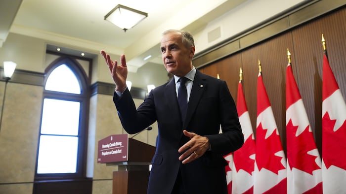 Mark Carney s'éloigne du lutrin après son annonce.